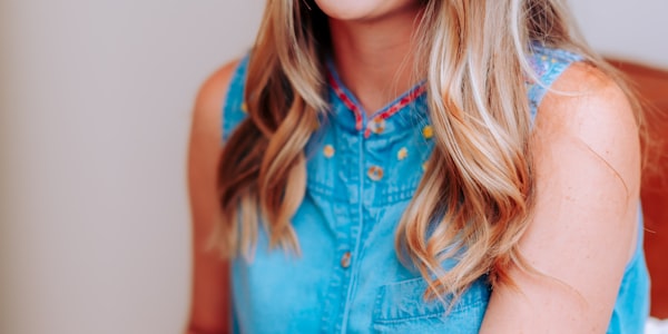 欧冠联赛皇家马德里对阵拜仁慕尼黑的比赛现场，球迷热烈欢呼